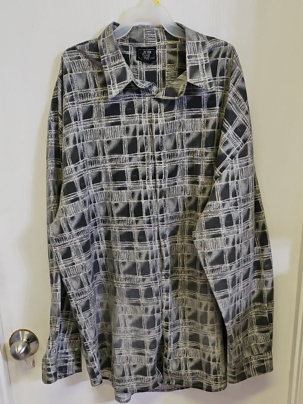 Men's Black & Gray Patterned Button-Up Shirt